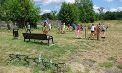 Zdjęcie przedstawia siłownię zewnętrzną w miejscowości Nieledew