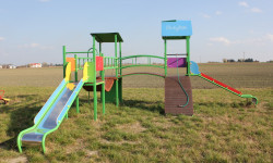 Zdjęcie placu zabaw, dwóch zjeżdżalni.