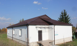 Zdjęcie świetlicy wiejskiej w Wilkowie budynek widoczny z zewnątrz