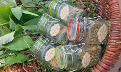 W koszyczku leżą zioła posegregowane w słoiczkach